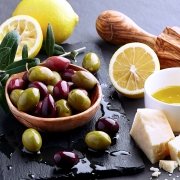 Ispaniškos alyvuogės su citrina ir prieskoniais