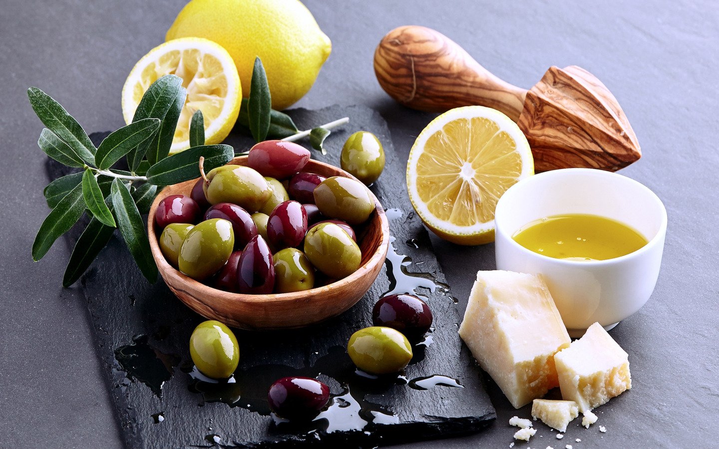 Ispaniškos alyvuogės su citrina ir prieskoniais